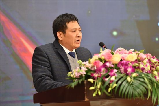 成都市节能及新材料产业协会会长施平西做工作报告。